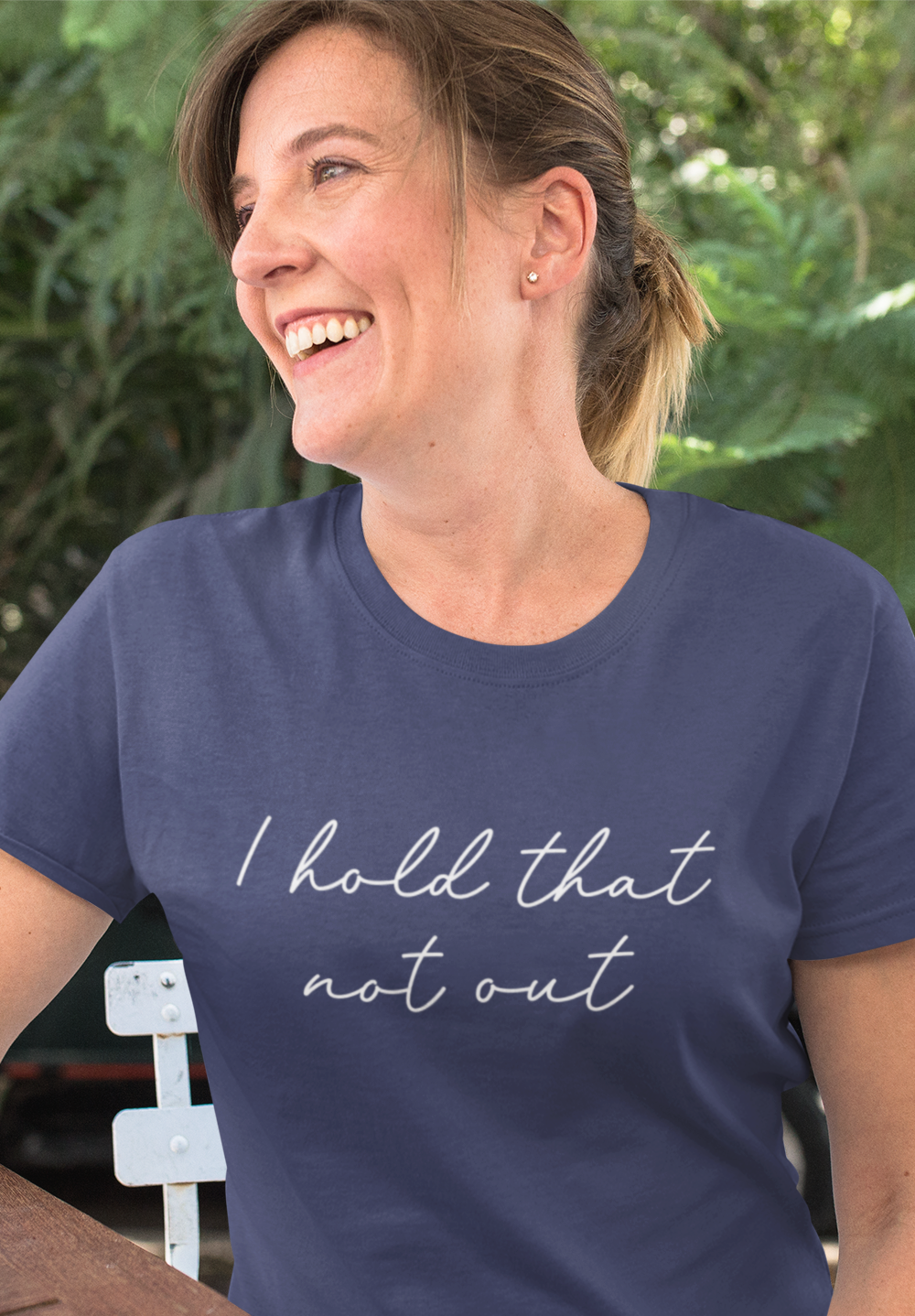 frau mit t-shirt mit spruch i hold that not out