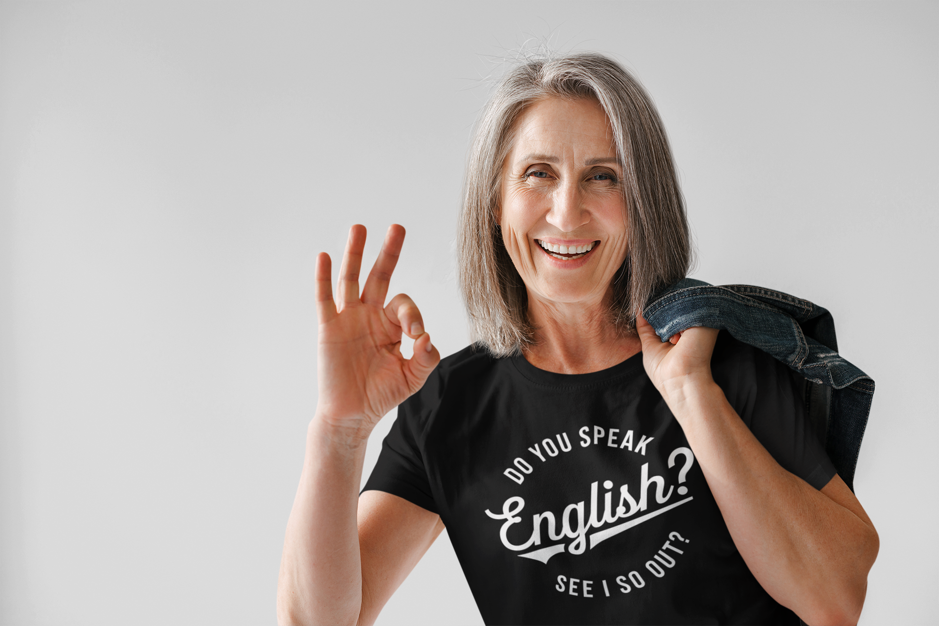 lachende frau mit lustigen spruch shirt