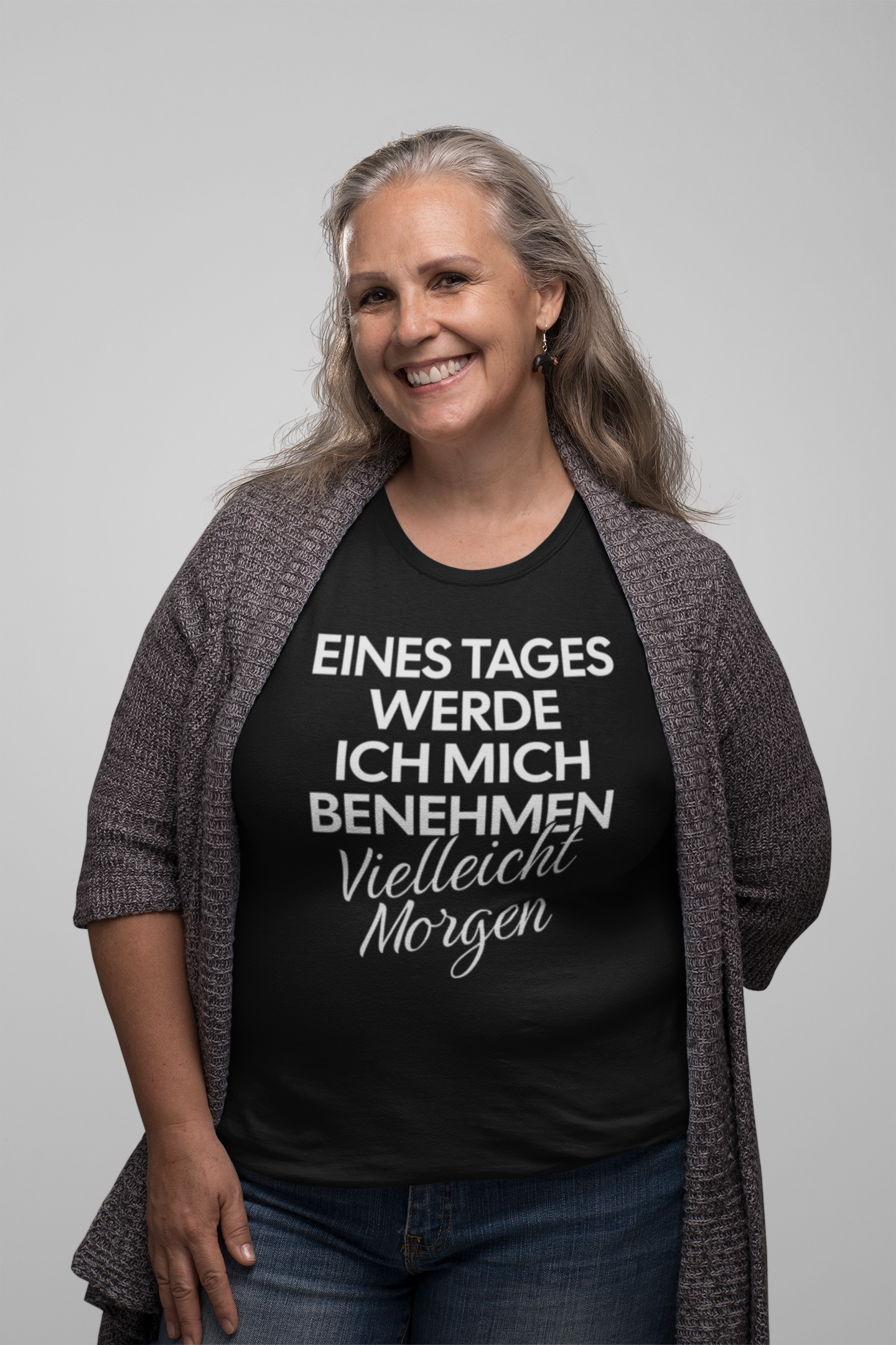 lächelnde frau mit lustigen spruch shirt
