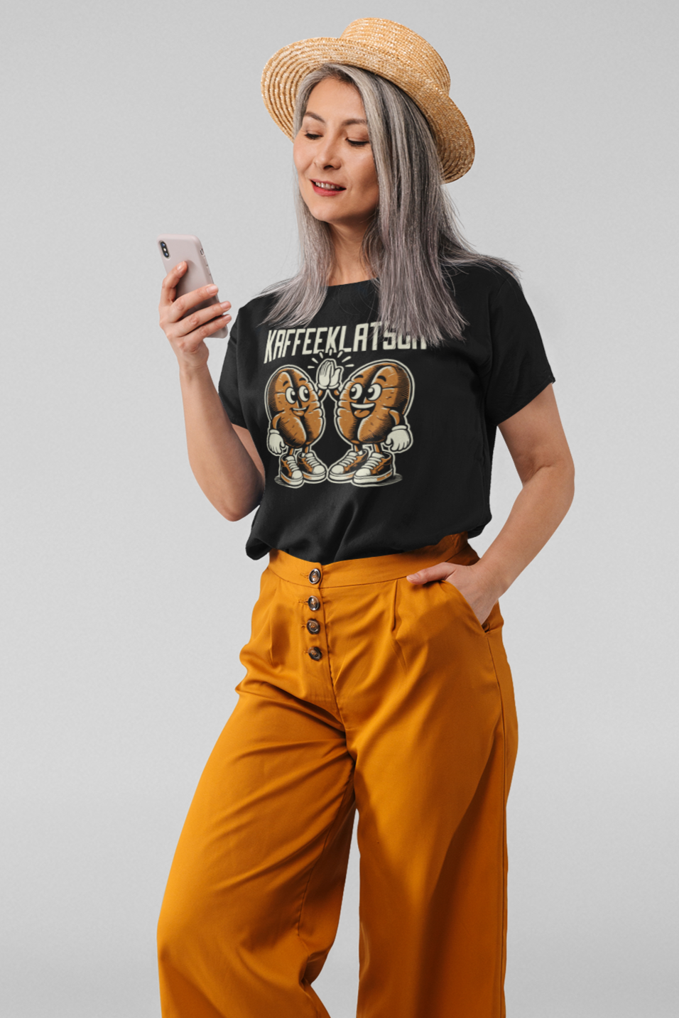 Frau mit Handy und lustigen Shirt