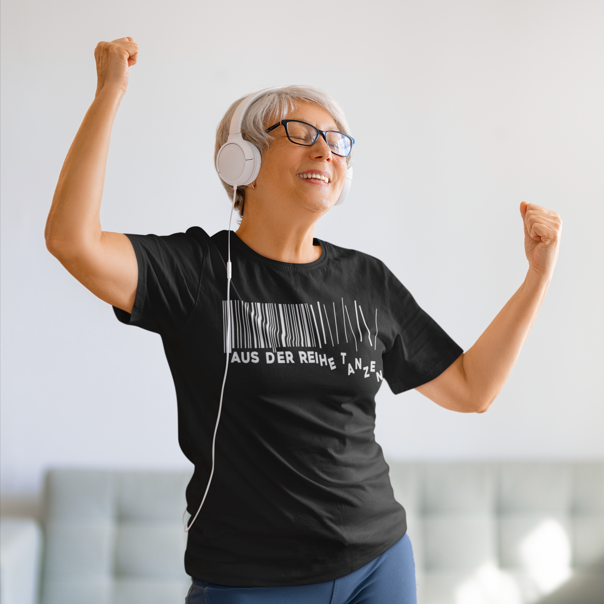tanzende frau mit spruch shirt