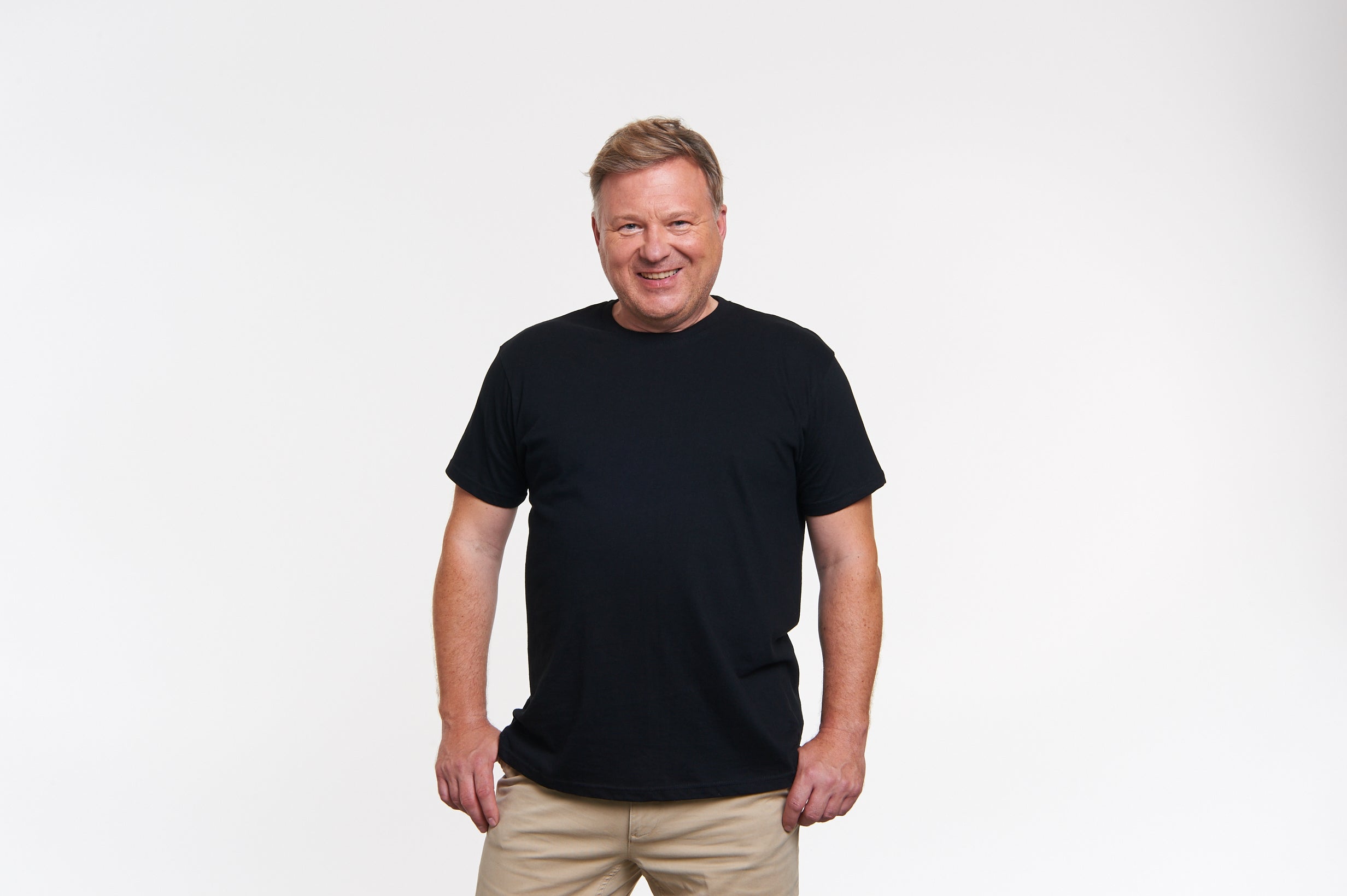 mann frontansicht schwarzes unisex shirt