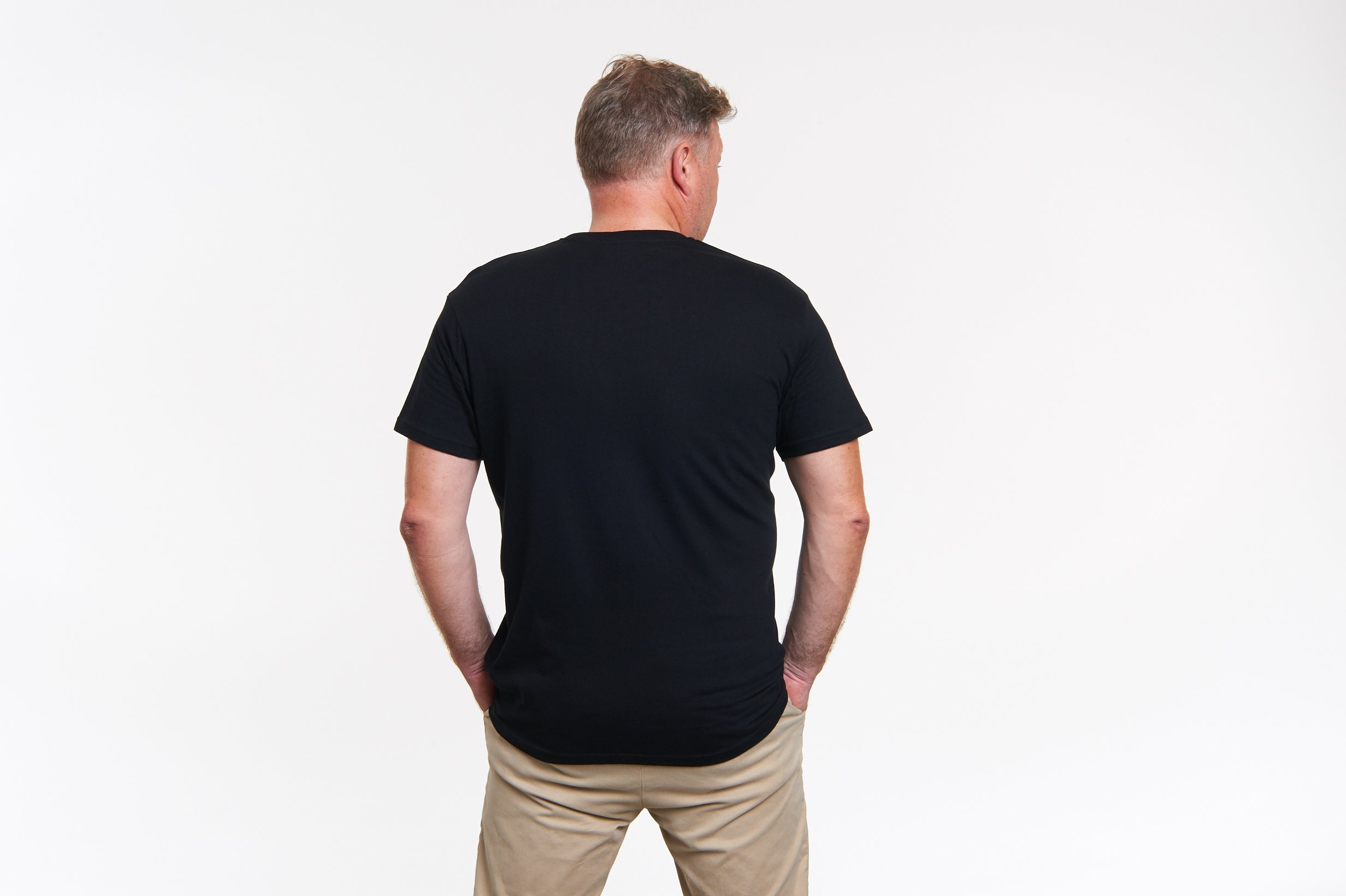 mann rückansicht schwarzes unisex shirt