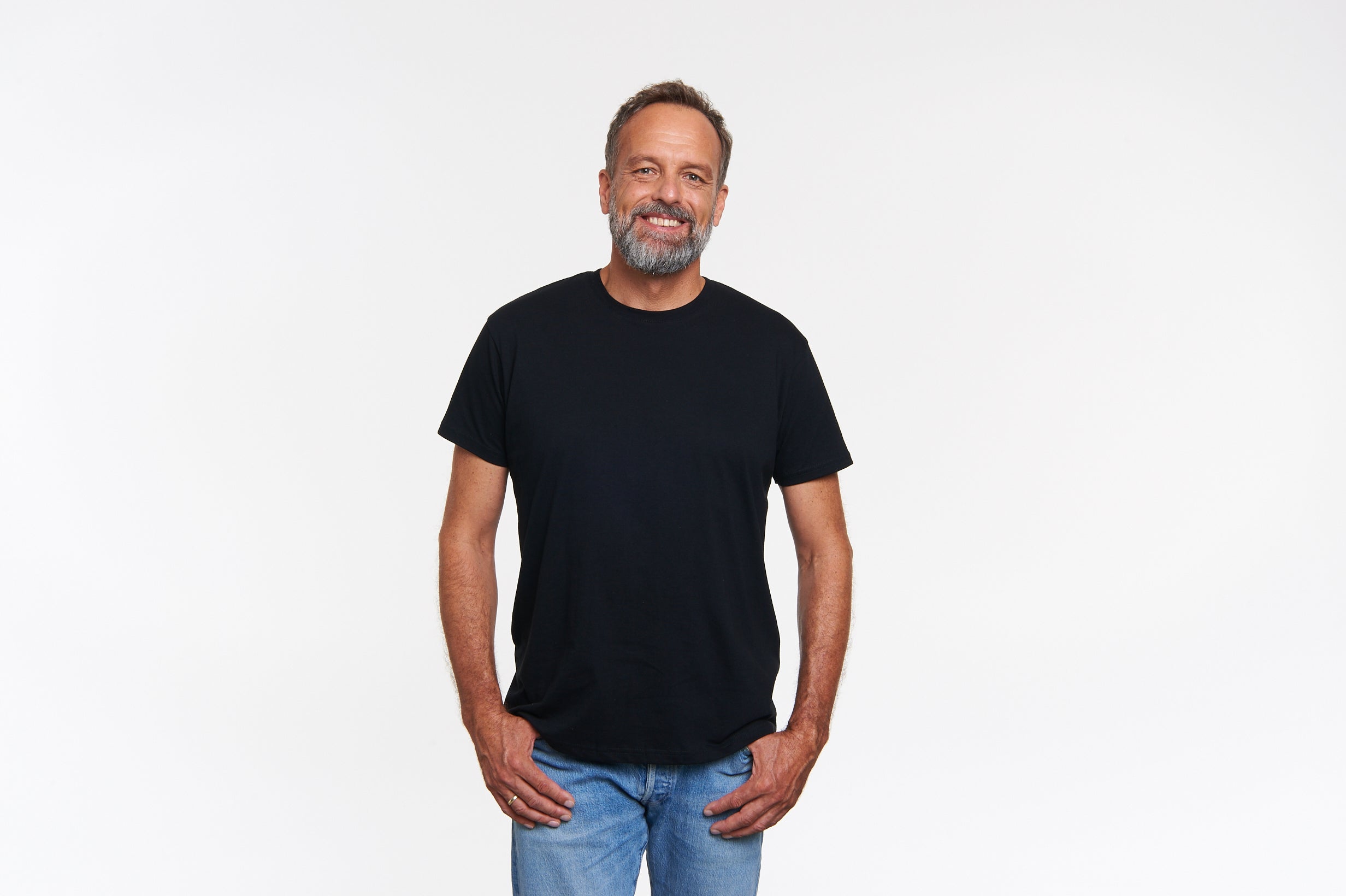 mann frontansicht schwarzes unisex shirt