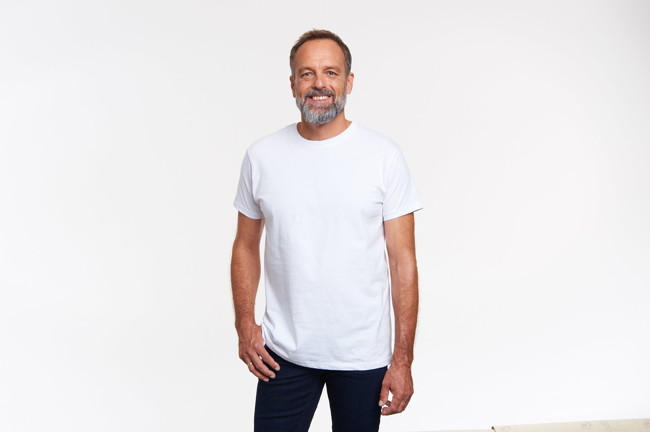 mann frontansicht weißes unisex shirt